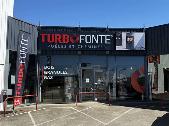 Entrée du magasin de poêles et cheminées Turbo Fonte à La Roche-sur-Yon, Avenue Aliénor d'Aquitaine