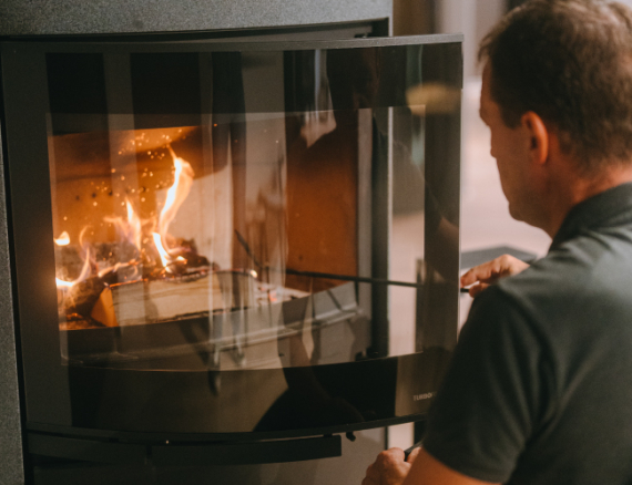 Focus sur notre large gamme de poêles à granulés exposés dans notre magasin près du Ferret